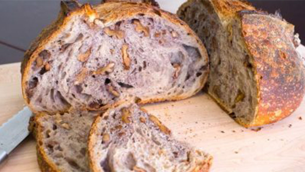 Рецепт хлеба на закваске мадре. Пшеничный Тартин. Хлеб Тартин. Хлеб Roquefort and Almond Sourdough. Хлеб Тартин на закваске.