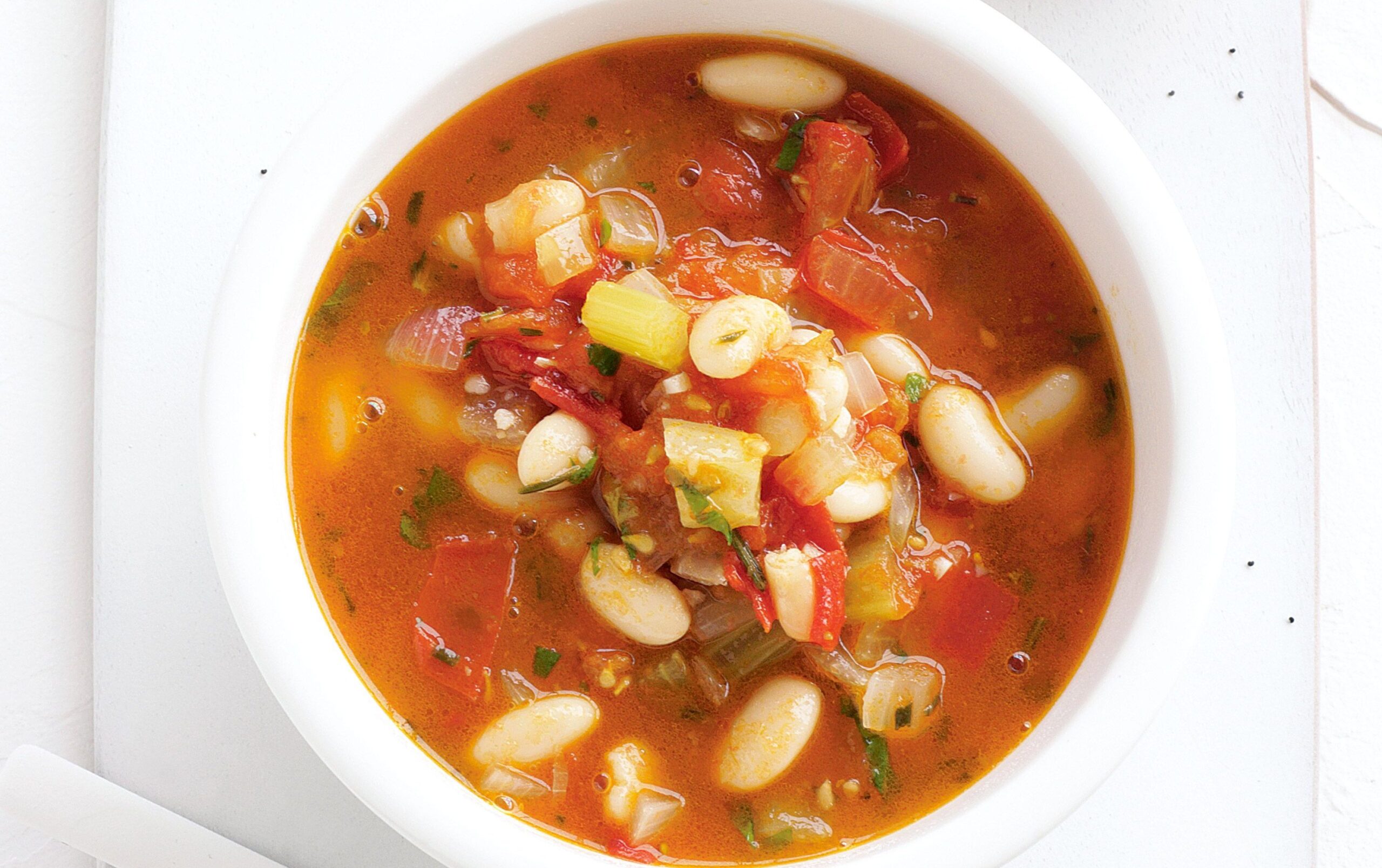 Сельдерей помидоры суп. Фасолевый борщ. Фасолевый суп. Суп фасолевый вид сверху. Суп с фасолью и томатами.