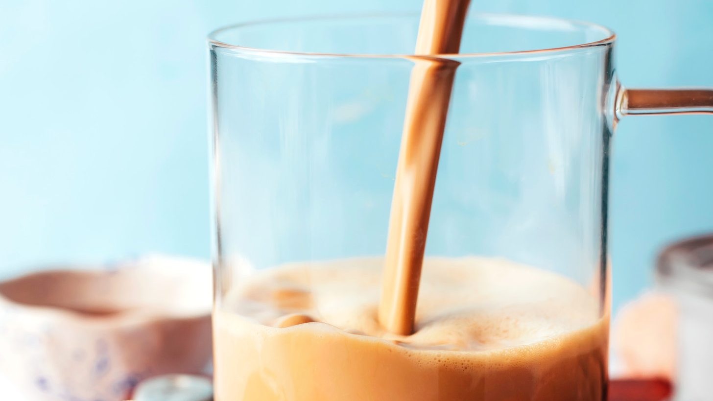 Pija e Ngrohtë me Luleradhiqe dhe Kanellë për Mëlçinë dhe Stomakun