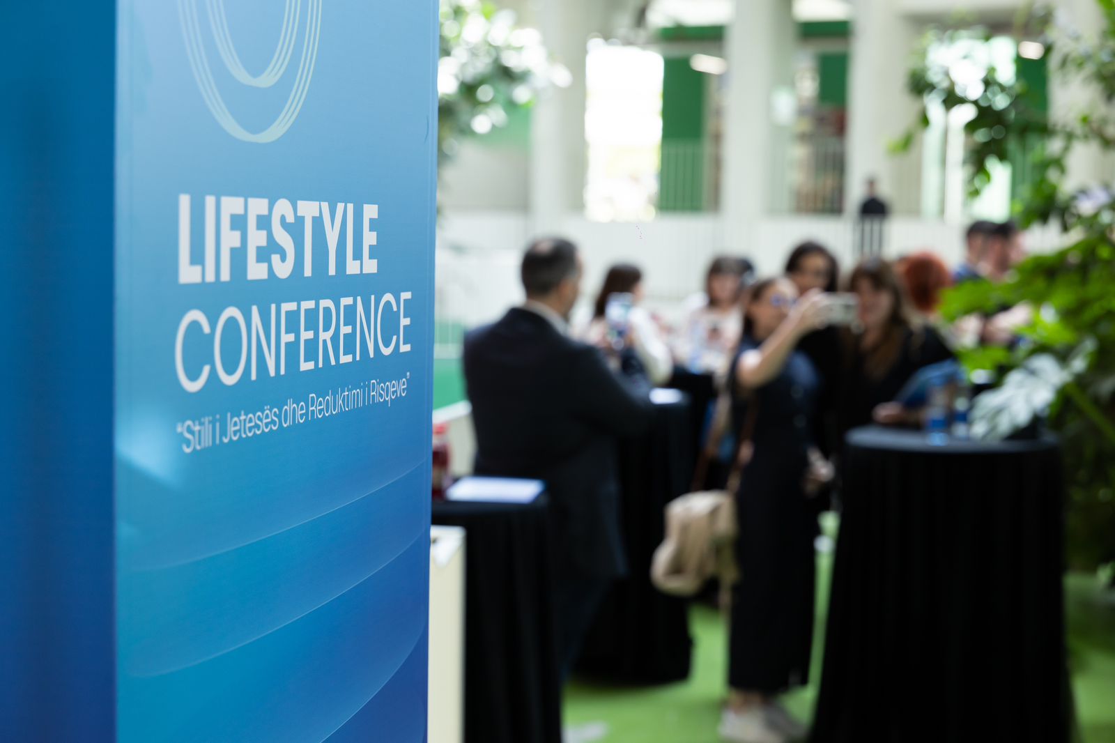 “Lifestyle Conference” mblodhi mjekë dhe profesionistë në Tiranë: Thirrje për ndërgjegjësim dhe reduktimin e dëmit